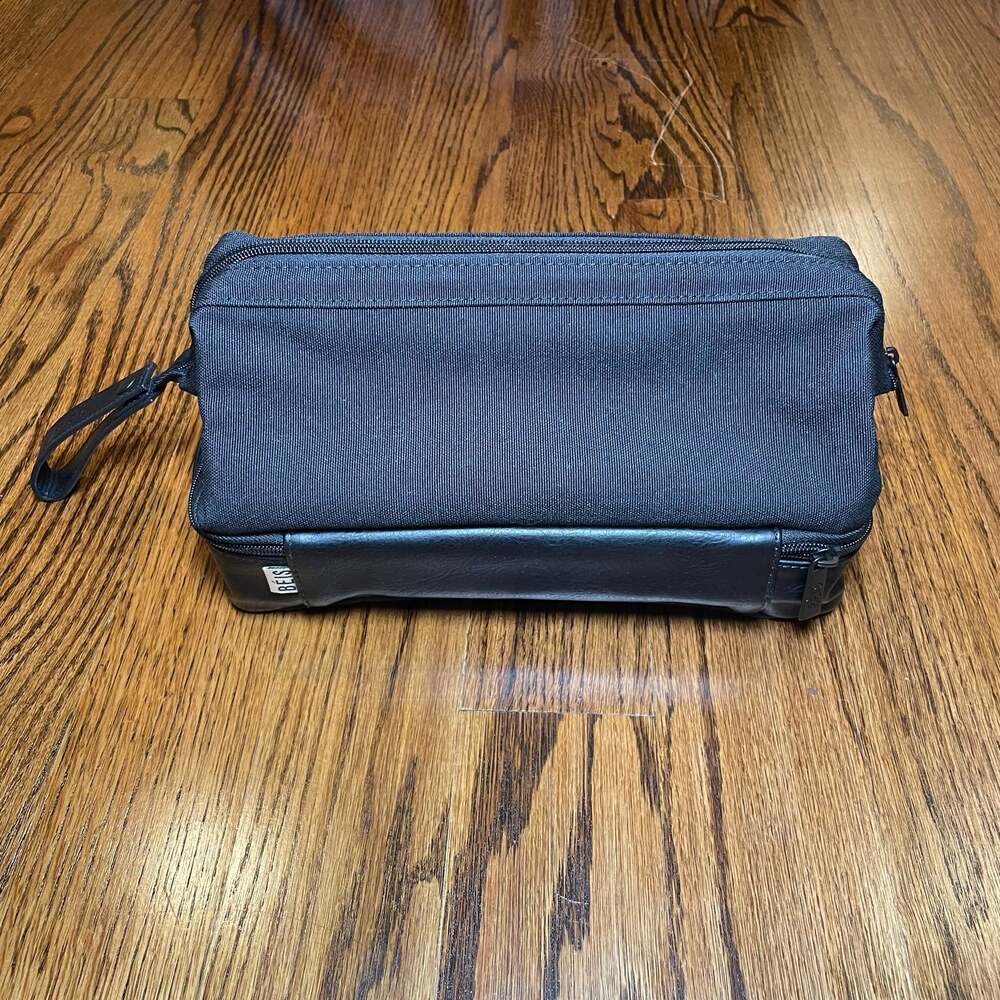 BÉIS The Dopp Kit Toiletry Bag in Black